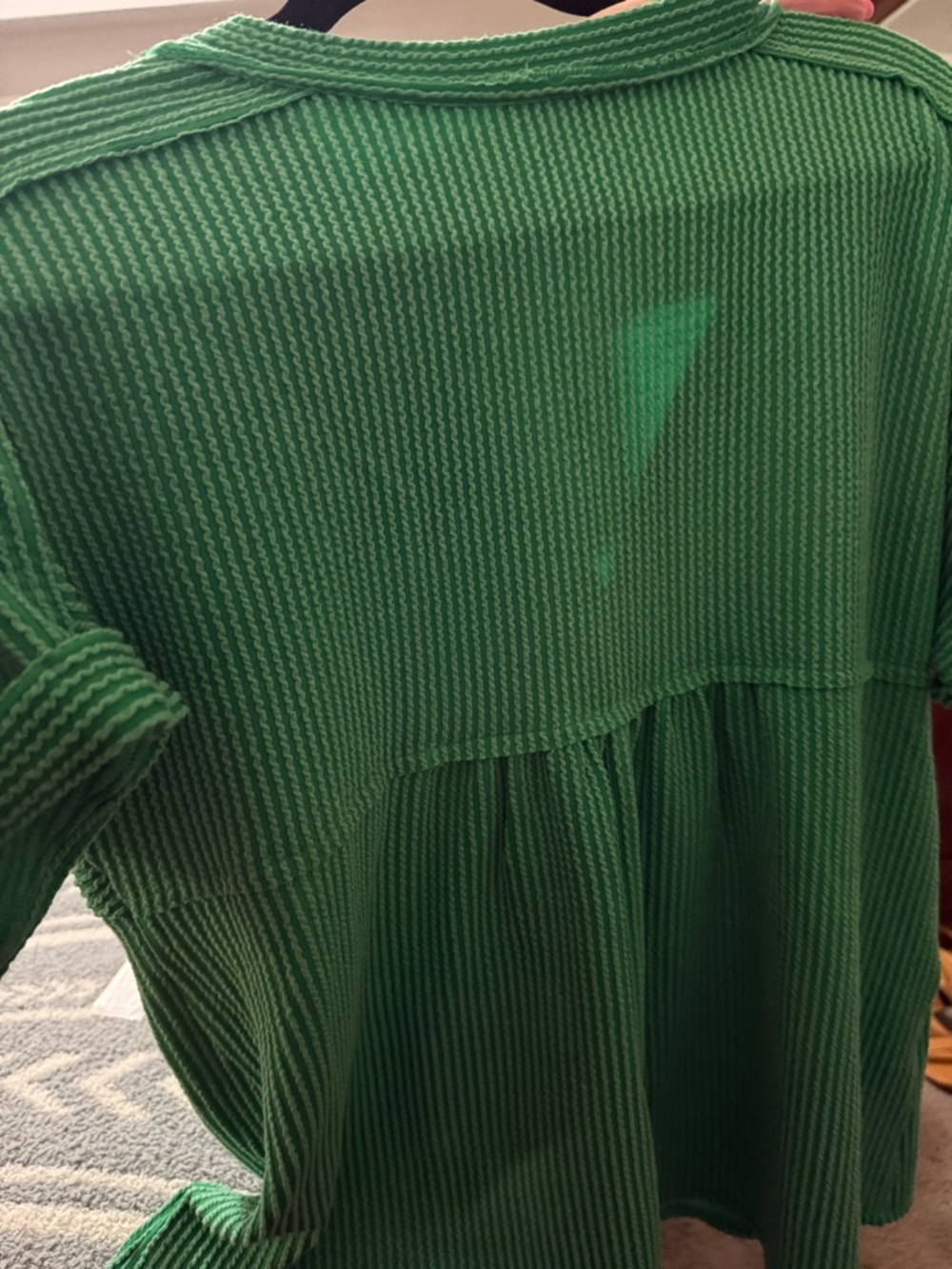 ANDRÉE BY UNIT Bright Green V-Neck Ribbed Henley Shirt - Picture 2 of 4